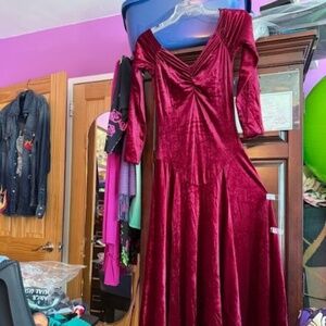 Betsey Johnson Vintage Red Velvet Gown M – Sweetheart Bodice, 6 gored skirt